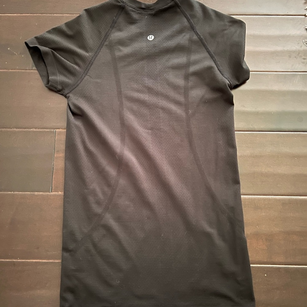 Lululemon shirt size 2